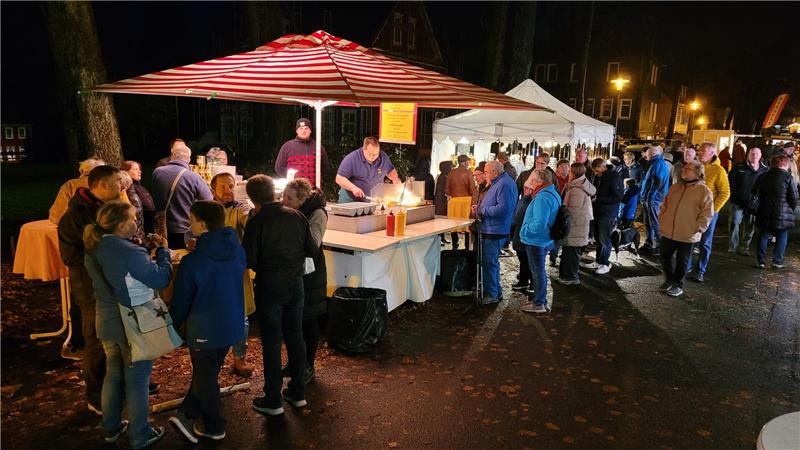 Auch im Dunkeln ist es stimmungsvoll auf dem Bergbauernmarkt.

