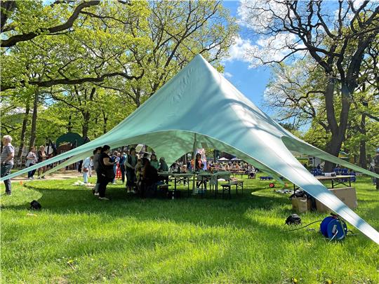 Auch im Kurpark gibt es Musik, allerdings ganz anderer Art. Denn zum Frühlingserwachen ist ein Singer-Songwriter eingeladen.