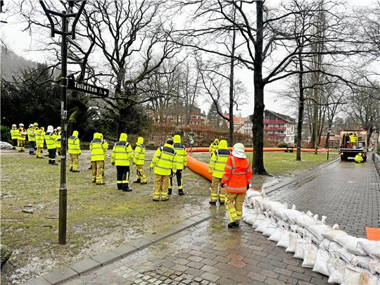 Auch im Kurpark werden ein Damm und auch ein Deich aus Sandsäcken aufgebaut. Derweil führt die Radau in Bündheim (kleines Bild in Höhe der St.-Gregor-Kirche) ordentlich Wasser. Das Haus im Hintergrund war 2017 sogar unterspült worden.