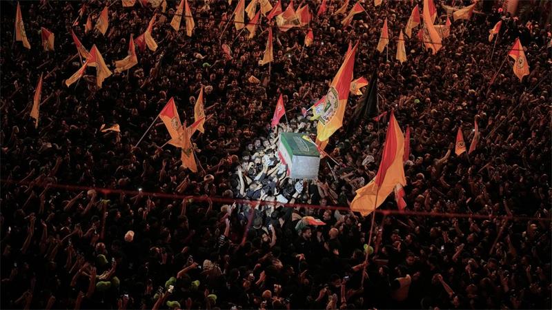 Auch im Nachbarland Irak, wo viele Schiiten leben, folgten Menschenmassen den Trauerfeiern für Irans getötetes Staatsoberhaupt.