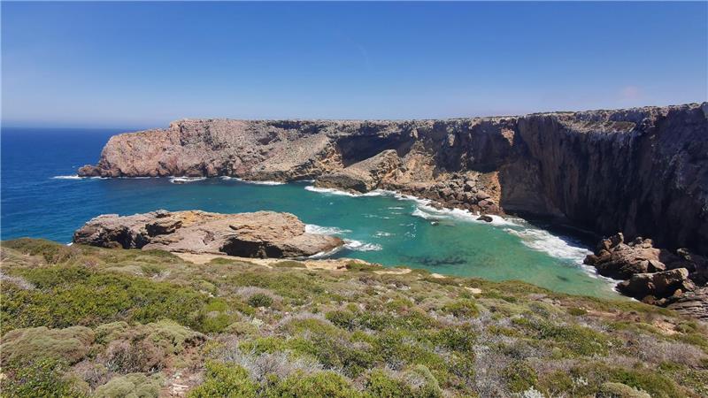 Auch im November sind Urlauber an der Algarve - der Sturm traf unter anderem einen Campingplatz.