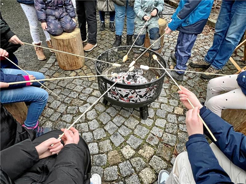 Wintergaudi-Gäste in Altenau zeigen sich wetterfest Auch im Regen backen die Kinder fleißig Stockbrot. Foto: Tourist-Informationen Oberharz