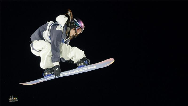 Auch im Snowboard - hier das Big-Air-Finale mit Kokomo Murase - kommen Kameradrohnen zum Einsatz. (Archivbild)