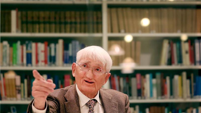 Auch im hohen Alter mischte sich Habermas gern in kontroverse Debatten ein – und trug so zur Meinungsbildung in Deutschland bei.