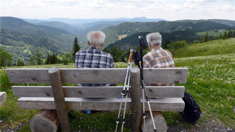 Weltweite Lebenserwartung wieder auf Vor-Covid-Niveau Auch im hohen Alter noch fit genug für die Wandertour in den Bergen sein: Dafür können wir schon in jungen Jahren etwas tun. (Symbolbild)