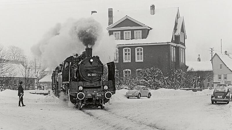 Neuer Kalender mit legendären Sonderfahrten der Innerstetalbahn Auch im tiefsten Winter muss der Bahnmitarbeiter mit seiner Signalfahne die Straße sperren, damit der Zug fahren kann. Das Bild ist im Jahr 1976 entstanden.