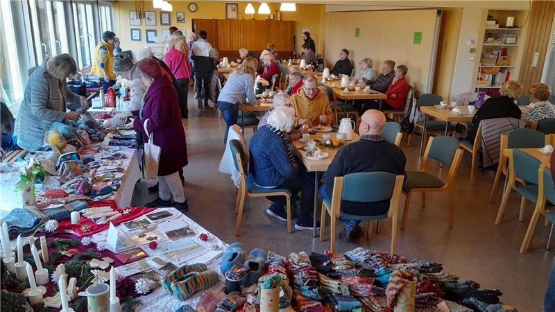 Harlingeröder Adventsmarkt – seit 50 Jahren ein Ort der Begegnung Auch im vergangenen Jahr decken sich die Gäste im Gemeindehaus reichlich mit Weihnachtsgeschenken ein.