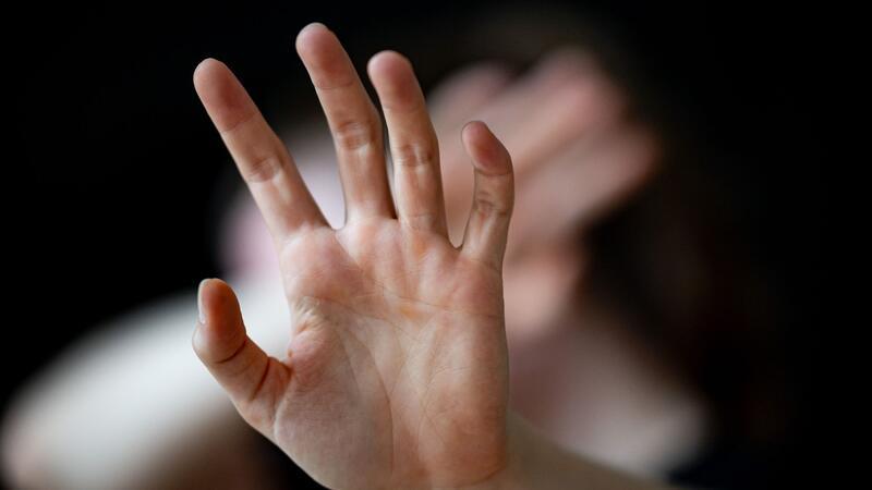 Wieder mehr häusliche Gewalt in Deutschland Auch im vergangenen Jahr waren bei häuslicher Gewalt 75,6 Prozent der Tatverdächtigen männlich. Mit 79,2 Prozent waren die Opfer von Partnerschaftsgewalt überwiegend Frauen, 20,8 Prozent der Betroffenen waren männlich. (Symbolbild)