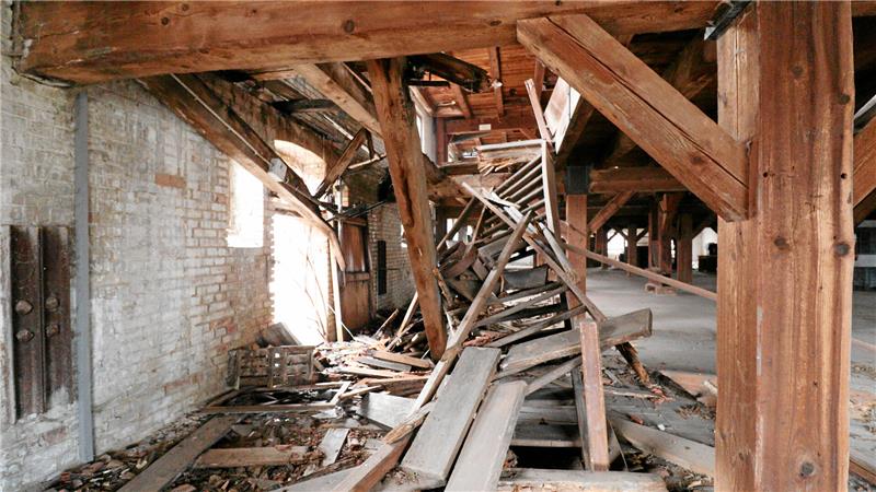 Lost Place: Hoffnung für denkmalgeschützte Gebäude in Schladen Eine eingestürzte Treppe in einem alten Gebäude.