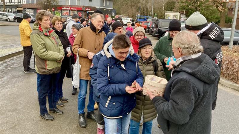 Auch in Altenau reißen sich die Menschen um die begehrten Glücksbringer.