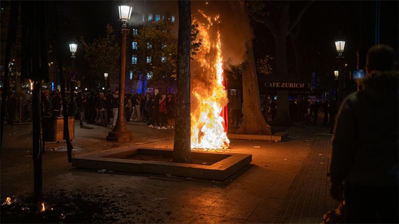 Ausschreitungen bei Protesten in europäischen Ländern Auch in Barcelona kommt es zu Ausschreitungen.
