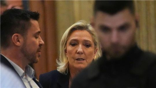 Auch in Berufung fordert die Anklage, Le Pen zeitweise das passive Wahlrecht zu entziehen. (Archivbild)