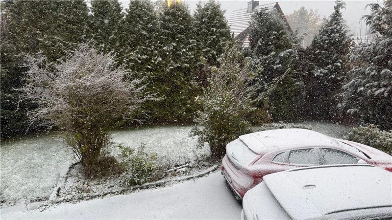 Wintereinbruch im Oberharz: Straßen gesperrt und nicht geräumt Auch in Braunlage fallen die Flocken.