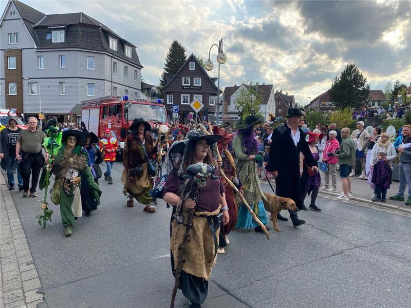Auch in Braunlage ziehen Hexen und Teufel durch die Stadt. Hunderte Zuschauer be...