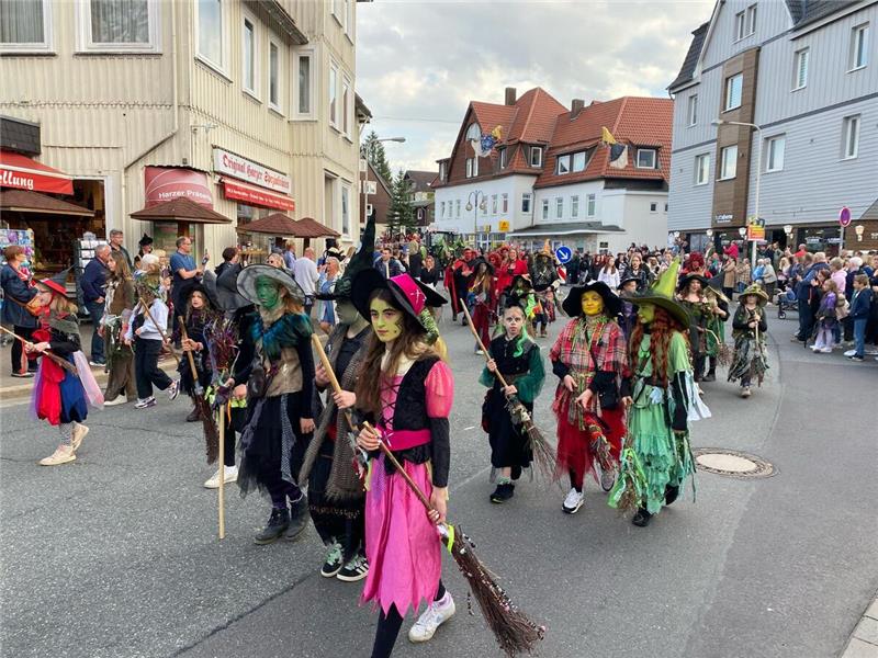 Auch in Braunlage ziehen Hexen und Teufel durch die Stadt. Hunderte Zuschauer be...