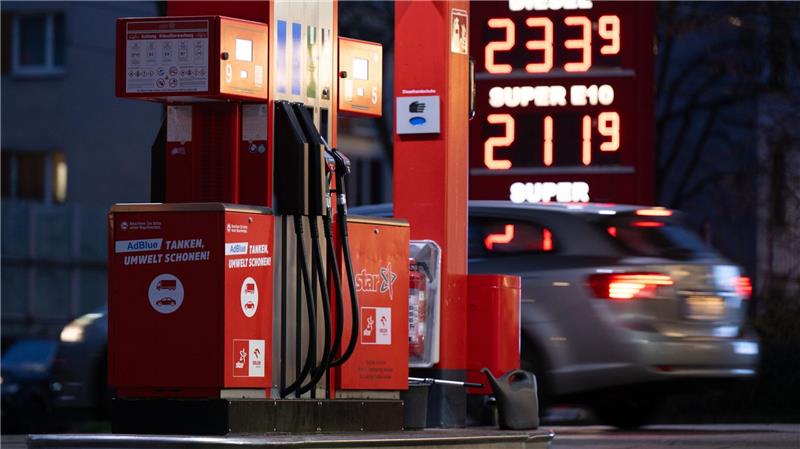 Fristen und Drohungen: Trump und die Straße von Hormus Auch in Deutschland sind die Spritpreise infolge des Iran-Kriegs und der Blockade der Straße von Hormus sprunghaft angestiegen. (Archivbild)