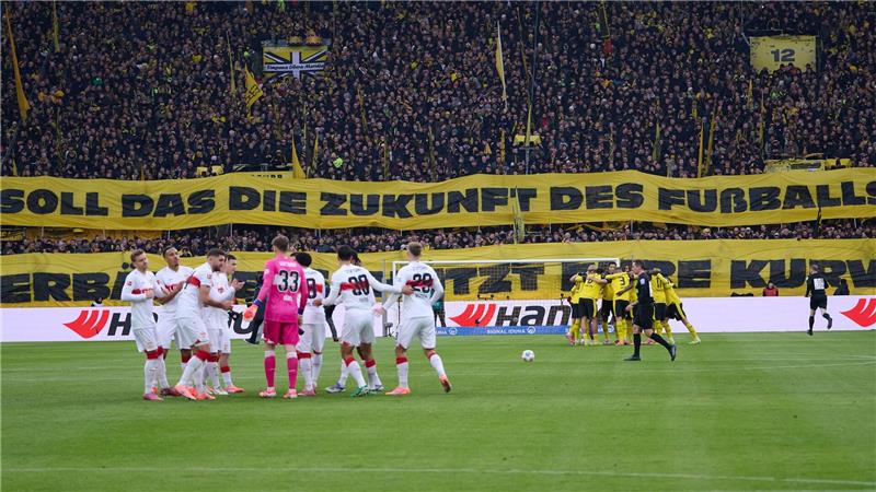 Auch in Dortmund protestierten die Fans: „Soll das die Zukunft des Fußballs sein?“ stand auf einem Banner.