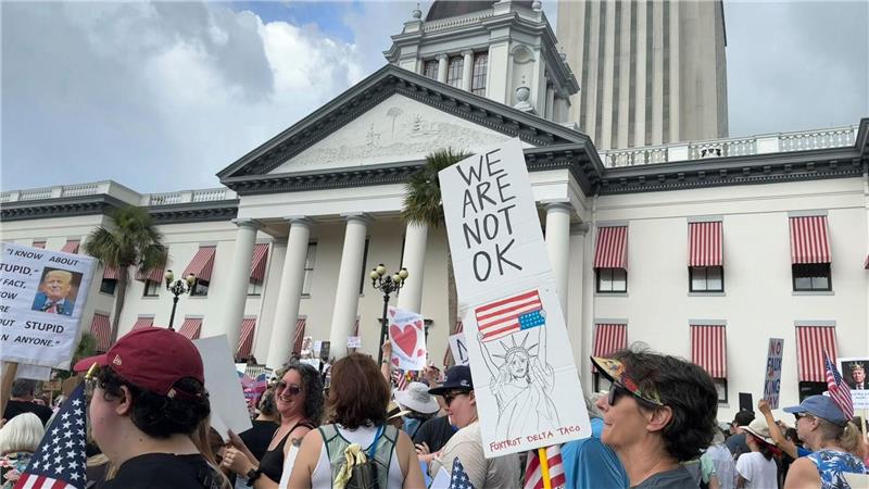 Auch in Florida, wo Trumps Republikaner politisch stark sind, gingen Tausende auf die Straße.