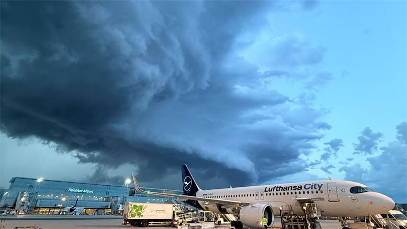 Unwetter mit gleich zwei Tornados toben über Deutschland Auch in Hessen braute sich schon am Abend ein Gewitter zusammen.
