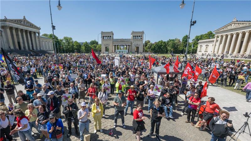 Tausende gehen für AfD-Verbot auf die Straße Auch in München hat die Kundgebung breiten Zulauf.
