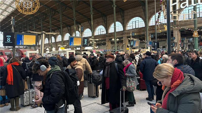 Auch in Paris warteten viele Fahrgäste vergeblich auf ihren Zug nach London.