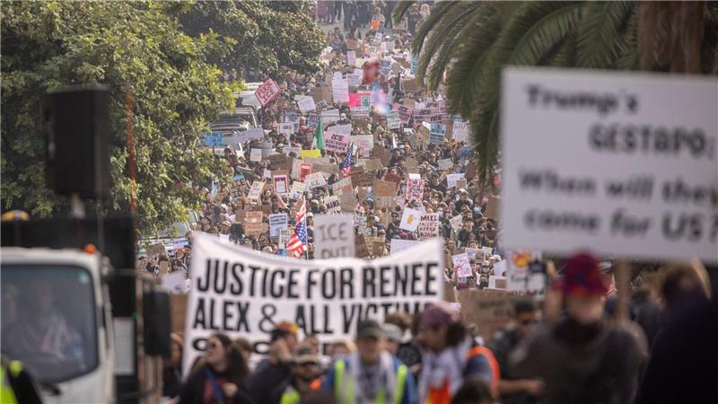 Auch in San Francisco demonstrieren viele Menschen gegen die Migrations-Politik und das Vorgehen der Bundesbehörden.