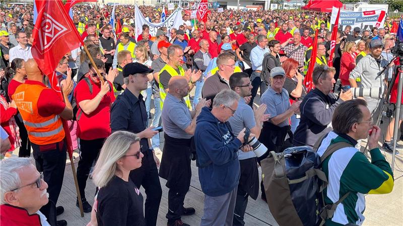 Tausende Menschen protestieren gegen Job-Abbau bei ZF Auch in Schweinfurt gab es Protest.