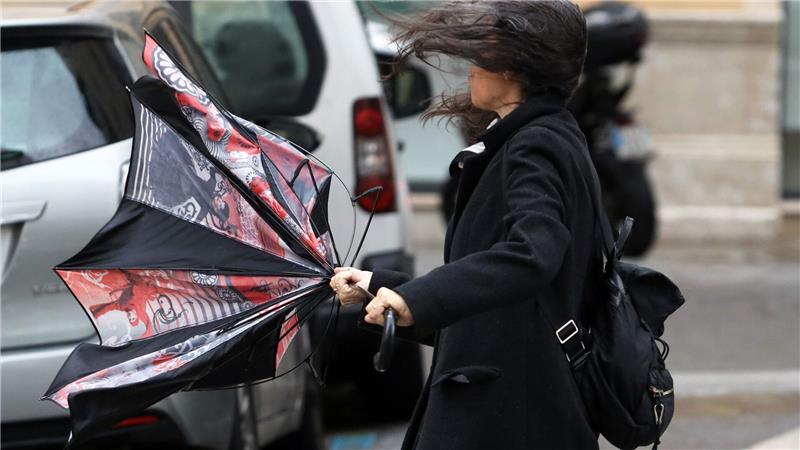 Auch in Spanien wurde weiterer Sturm mit starken Niederschlägen erwartet. Ein Regenschirm wie hier in Málaga hilft da kaum. (Archiv-Bild)