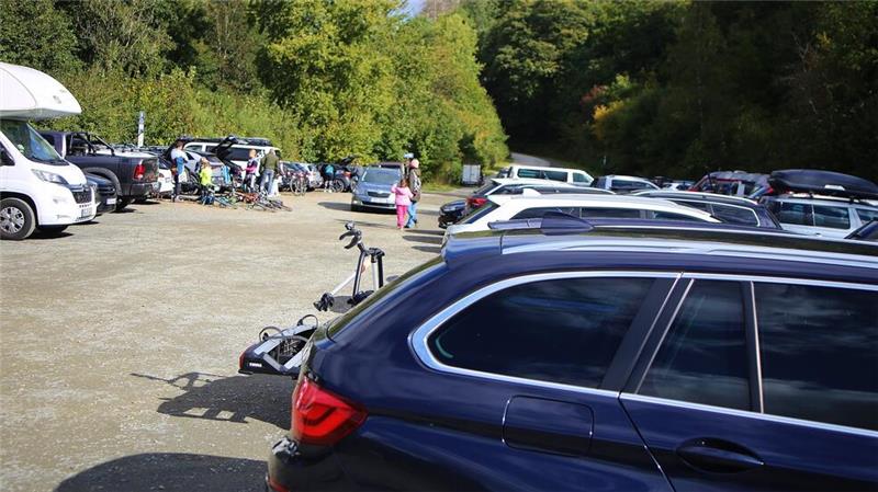 Auch in St. Andreasberg gibt es am Wochenende wie im Bild am Matthias-Schmidt-Berg am Sonntag kaum freie Parkplätze.