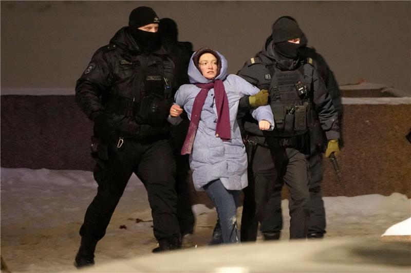 Auch in St. Petersburg wurden Menschen festgenommen, die Blumen für Nawalny niedergelegt hatten.