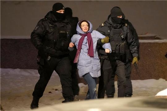 Auch in St. Petersburg wurden Menschen festgenommen, die Blumen für Nawalny niedergelegt hatten.