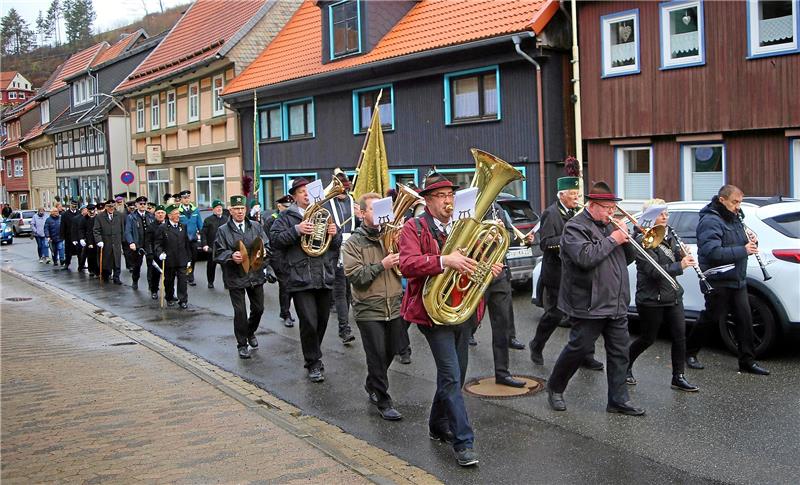 Oberharz: Hoffnung auf ein Bergdankfest mit Sonne Auch in Wildemann marschiert der Festzug wieder. Archivfoto: Jung