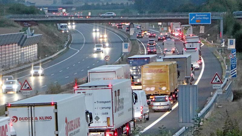 Auch in den Abendstunden staut sich noch der Verkehr auf der Autobahn 7 – hier in Fahrtrichtung Süden.