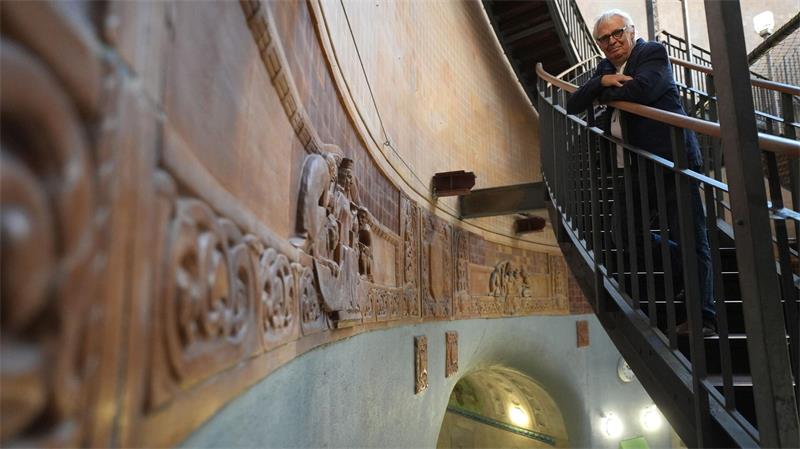 Ratten, Fische, Robben - Vom Fliesenkünstler des Elbtunnels Auch in den Ein- und Ausgangshallen des Elbtunnels hat der Keramiker viele Reliefs restauriert und erneuert.