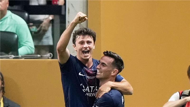 Bayerns High-Noon-Meeting mit PSG als Transfer-Wegweiser Auch in den USA haben die PSG-Profis, hier João Neves (l) und Fabián Ruiz beim Achtelfinalerfolg gegen Inter Miami, bislang viel zu feiern.