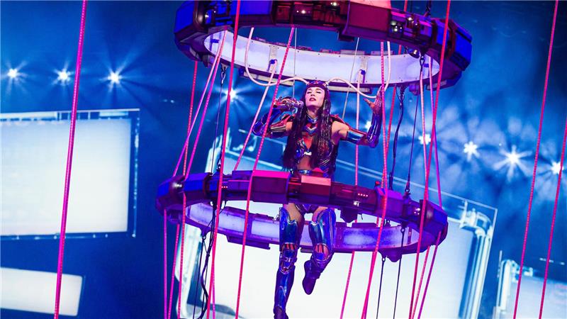 Katy Perry beginnt Deutschland-Tour in Hannover Auch in den anderen Städten soll der Popstar wie in Hannover in einer akrobatisch anspruchsvollen Show an Drahtseilen durch die Luft fliegen und auf einer metallischen Kreatur reiten.