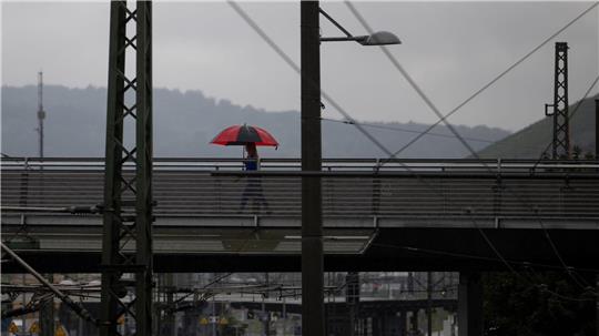 Auch in den kommenden Tagen sollte man die Regenjacke oder den Regenschirm griffbereit haben.