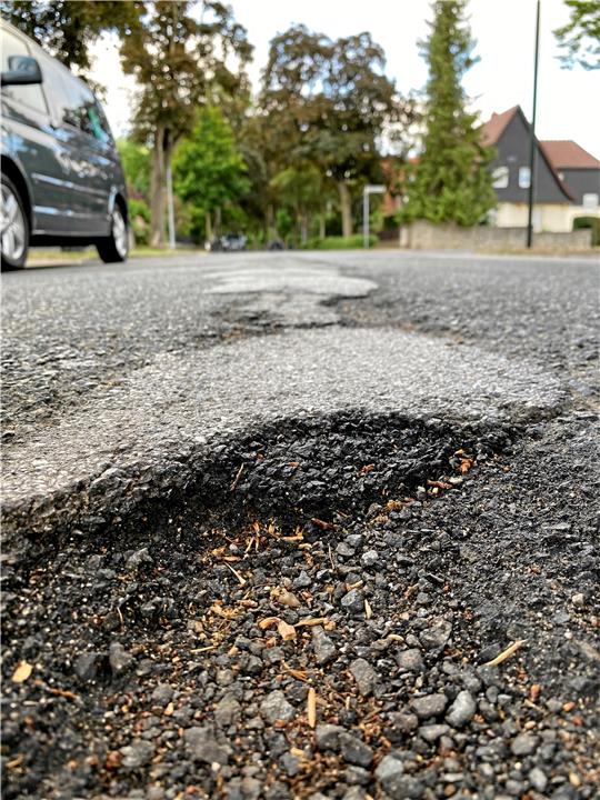 Auch in der Fritz-König-Straße klaffen Schlaglöcher, die beseitigt werden.  Foto: Schlegel