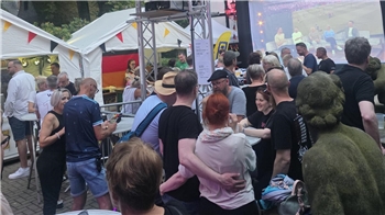 Auch in der Kneipe „Na und...“ jubeln Besucher für die Nationalmannschaft.