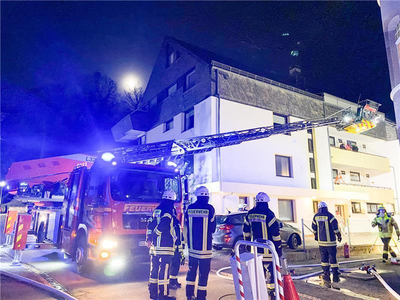 Mitten in der Nacht: Gleich zwei Brände in der Goslarer Innenstadt Auch in der Kötherstraße musste die Feuerwehr die Fassade des Hauses nachkontrollieren. Foto: Feuerwehr