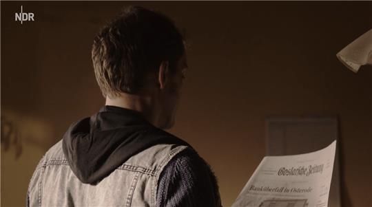 Auch in der Krimiserie "Harter Brocken" wird die Goslarsche Zeitung gelesen. Screenshot: NDR/ARD Degeto