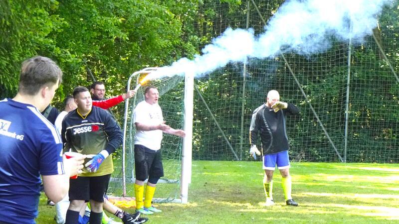 Bum-Bum und Tor Auch in der „Kurve“ auf dem Wolfshäger Sportplatz wird beim Bum-Bum-Turnier gezündelt.