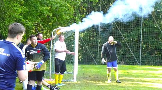 Auch in der „Kurve“ auf dem Wolfshäger Sportplatz wird beim Bum-Bum-Turnier gezündelt.