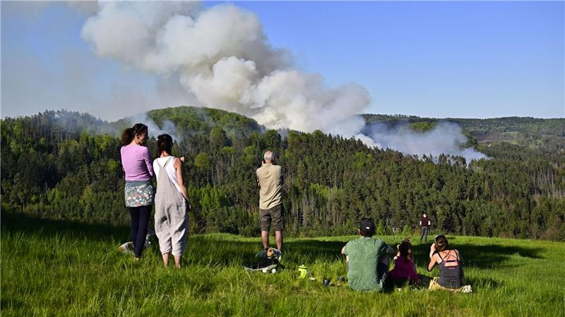 Auch in der Tschechien nahe der Grenze zu Sachsen brennen Wälder