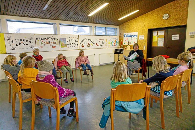 Piraten-Abenteuer bei der Goslarschen Zeitung Auch in die St.-Lukas-Kirche in Jerstedt sind Mädchen und Jungen gekommen, um der Geschichte von Pastorin Sabine Prunzel zu lauschen. Foto: Rappmann