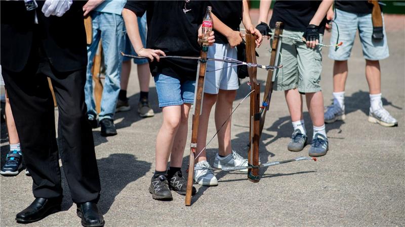 13-Jähriger ist Wildeshauser Kinderkönig Auch in diesem Jahr durften nur Jungen beim Kinderschützenfest in Wildeshausen mit der Armbrust auf den Papagoy schießen.