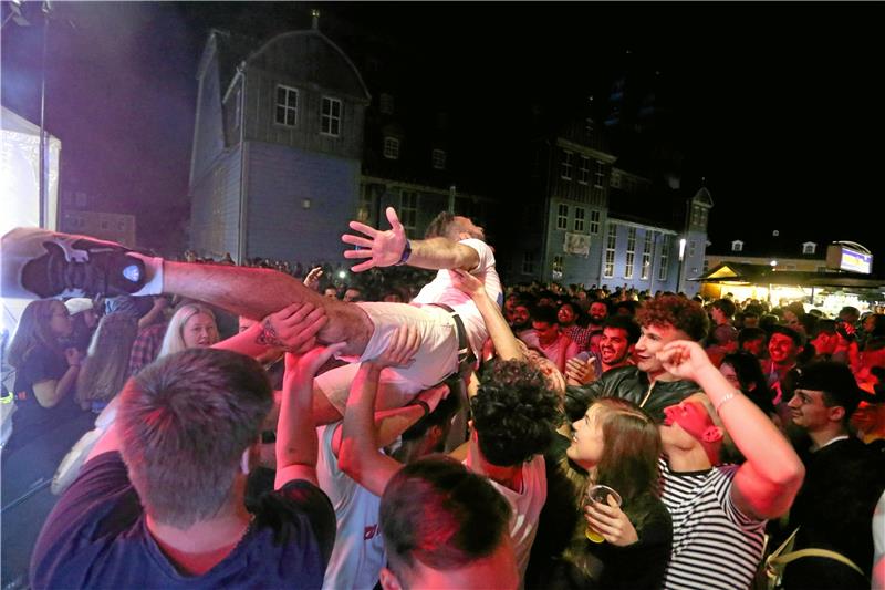Auch in diesem Jahr gibt es auf dem Stadtfest wieder Live-Musik: Am Freitag treten Radio-DJs auf – am Samstag spielt eine Band. Archivfoto: Neuendorf