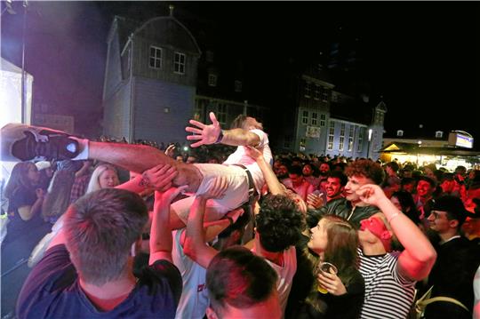 Auch in diesem Jahr gibt es auf dem Stadtfest wieder Live-Musik: Am Freitag treten Radio-DJs auf – am Samstag spielt eine Band. Archivfoto: Neuendorf