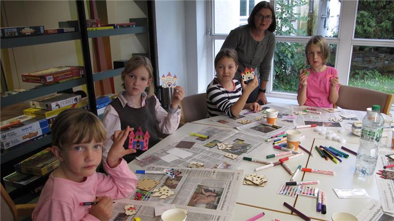 Auch in diesem Jahr will Büchereileiterin Imke Koch im Anschluss an das Bilderbuchkino bei der Märchenwoche mit den Kindern basteln.