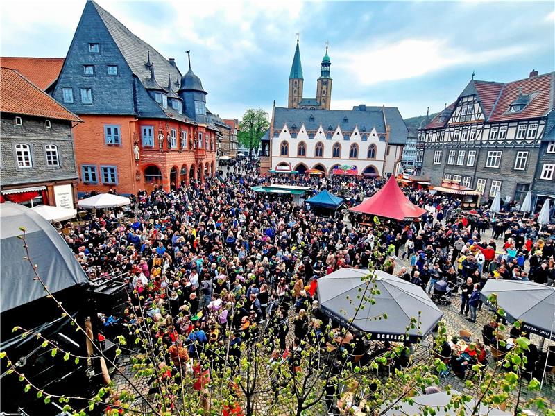 Walpurgis in Goslar: Mystisches Treiben und Frühlingserwachen Auch in diesem Jahr wird der Marktplatz am Walpurgis-Tag wieder zahlreiche Menschen von nah und fern anlocken. Foto: Sowa
